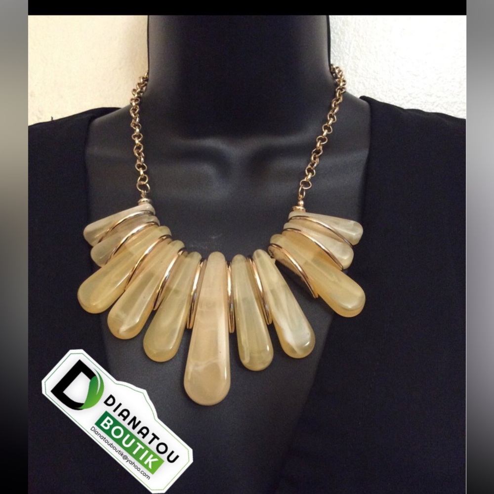 Beautiful Chic Graduated Neckline Statement Necklace & Earrings Set